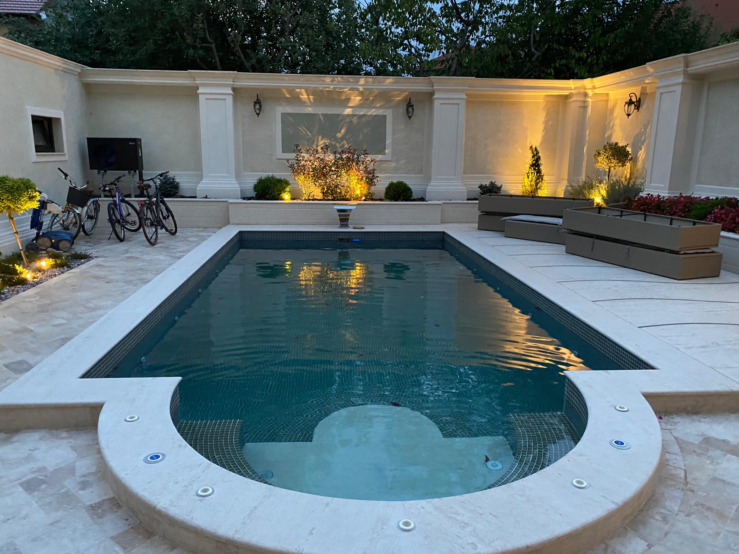 Montaj travertin piscina pe pereti și pardoseală, cu pantă spre rigolă și tratamente hidrofobe pentru întreținere ușoară