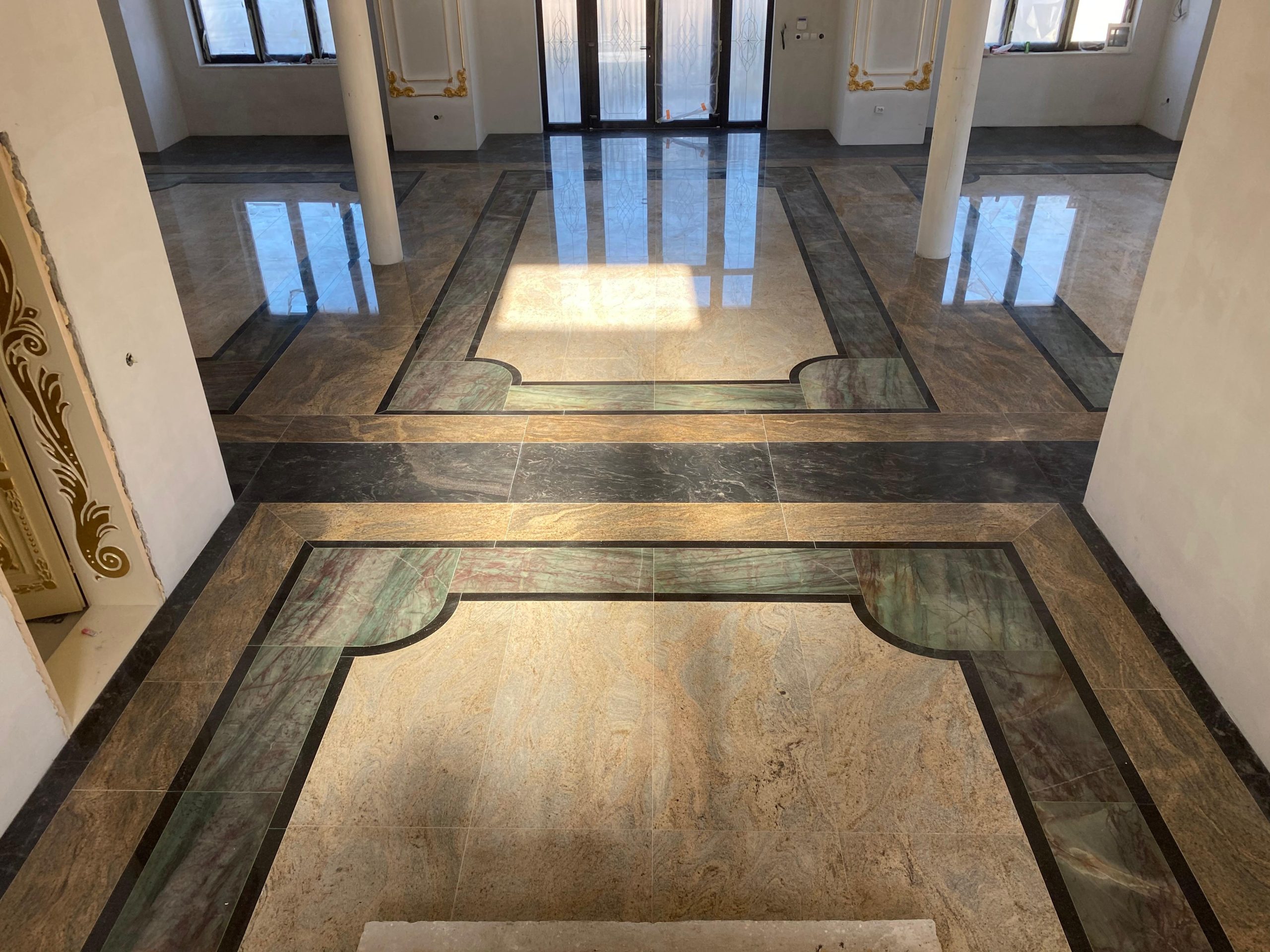 Marmură cu vinișoare elegante pentru băi, scări și zone reprezentative